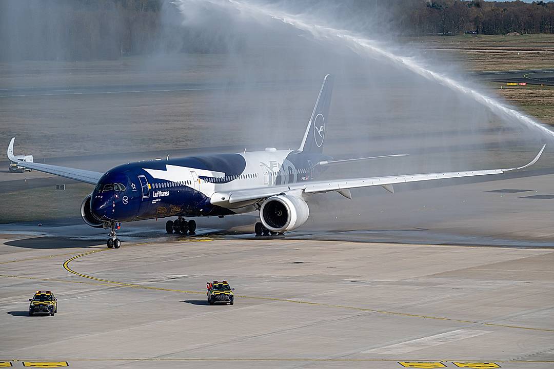 Well that’s what I would call a generational special livery! Seen here for the recreation of Lufthansa’s first flight(s) Berlin to Cologne in 1926