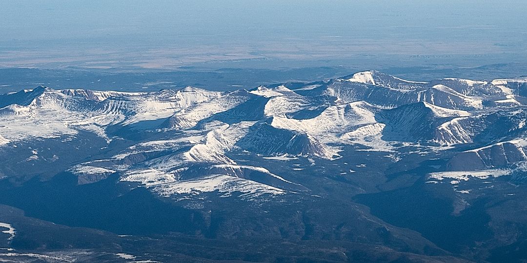 The Uintah mountain range west of the Wasatch mountains, viewed from 32000 feet. Highest peak in this range is at 13,528ft  and requires a ~25 mile round trip hike to summit. Been camping and hiking out in this wilderness many times and it’s always spectacular.