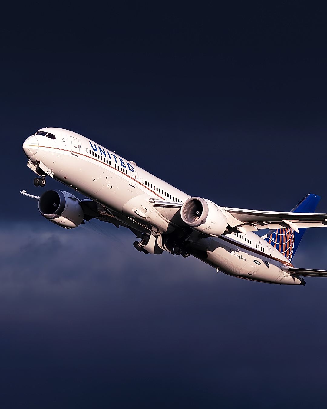 United Dreamliner departing Heathrow with some gorgeous contrast!
