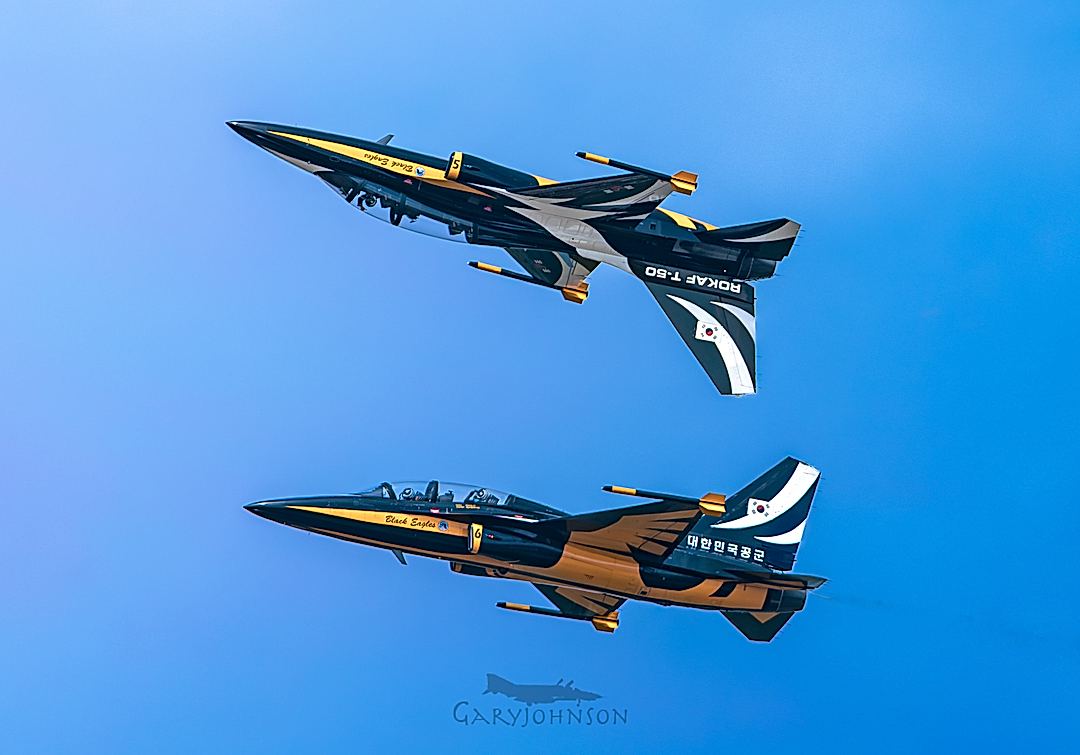 Korean Black Eagle display team at RIAT. Eagle 5 giving Eagle 6 a thumbs up while inverted . 