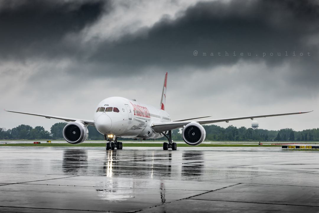OE-LPG, Austrian Airlines Dreamliner replacing the regular B767, enters the apron after landing.