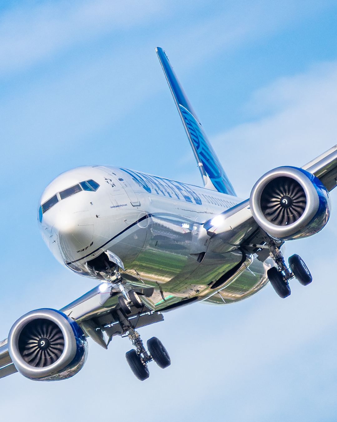 United 737-8 ready to touch down