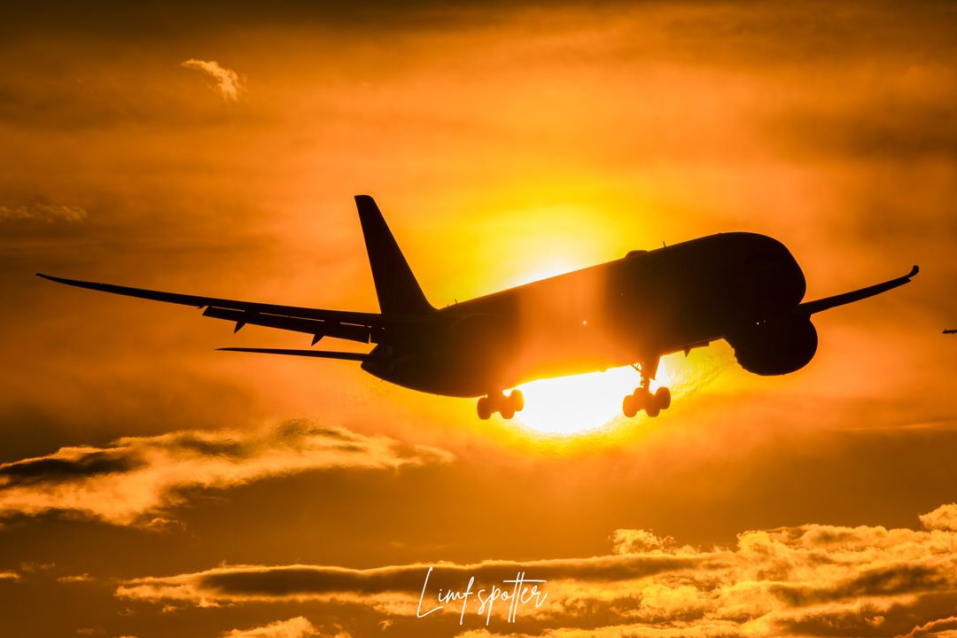 Beautyful Virgin atlantic Boeing 787 landing in heathrow, and a very strong sun..
