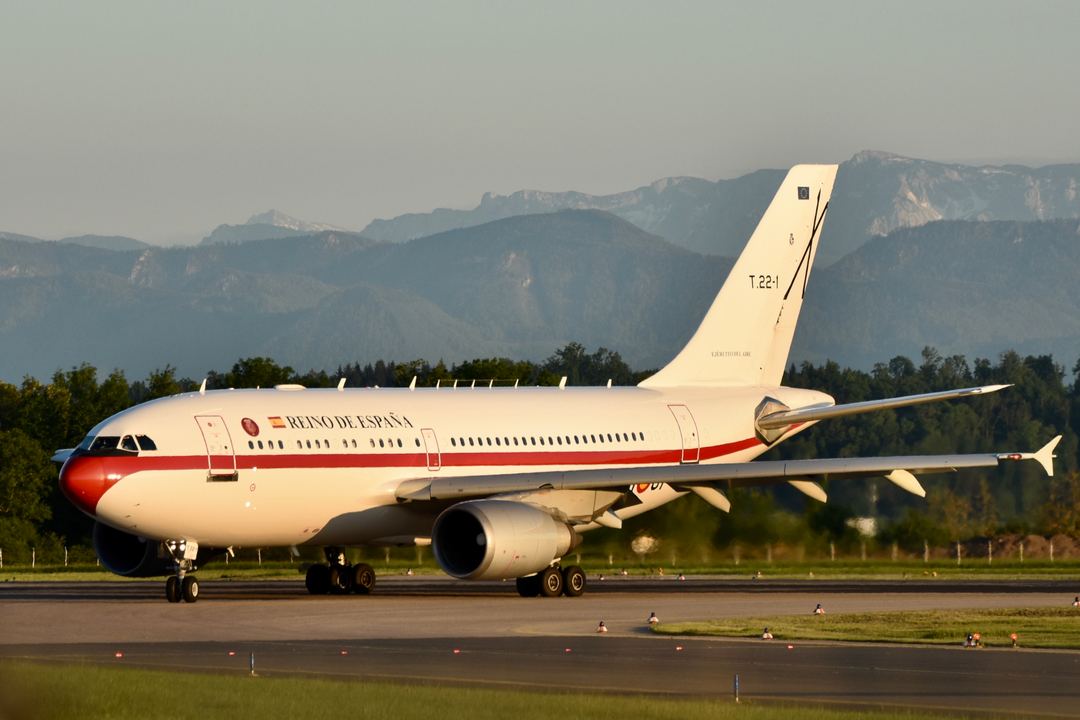 This is one of my favorite shots of the year, when the A310 from 🇪🇸 came to LOWL during the best light. 👀📸