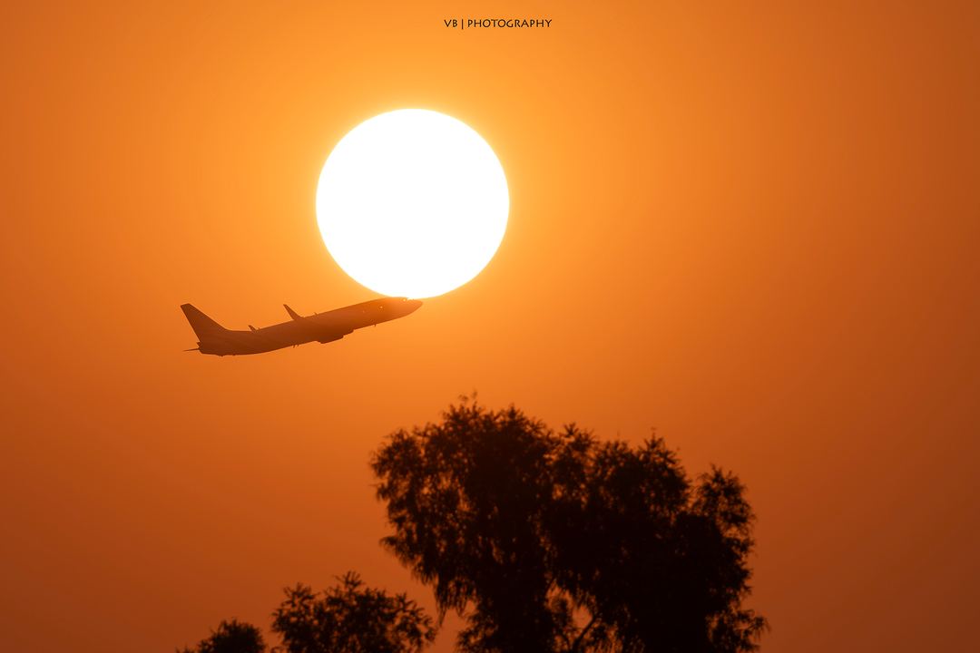 FlySafair's Boeing 737-800, reg. ZS-ZWX, touching the sun... Well, almost... 🤣