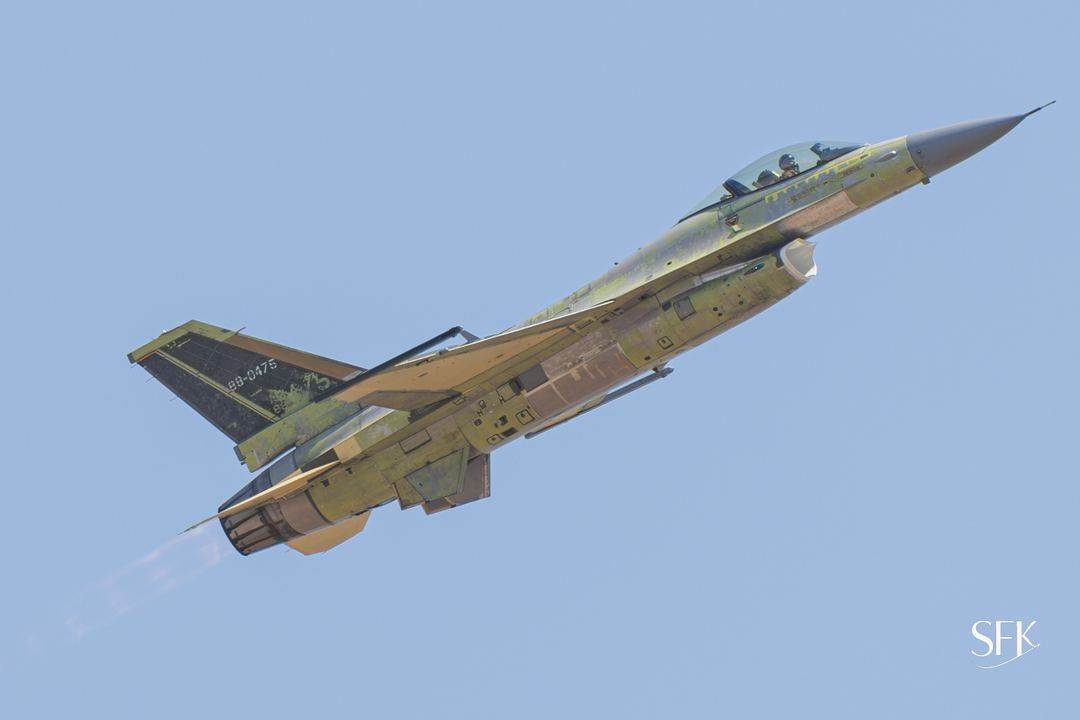 Naked F16 first photos with the new cannon R10

