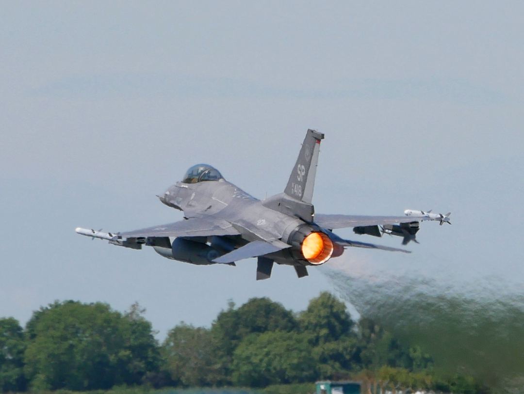 Jelly behind an American F16 at RIAT 23