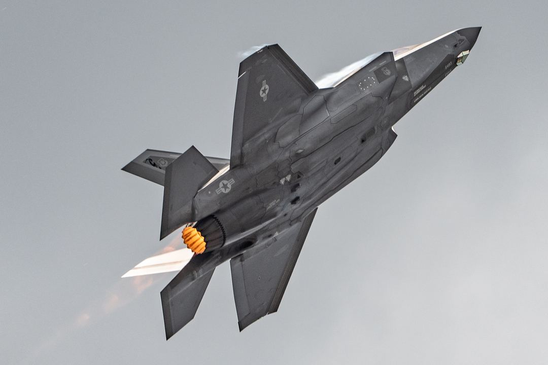 First time seeing the USAF F35 Demo team and this shot really sums up the raw power of their display.