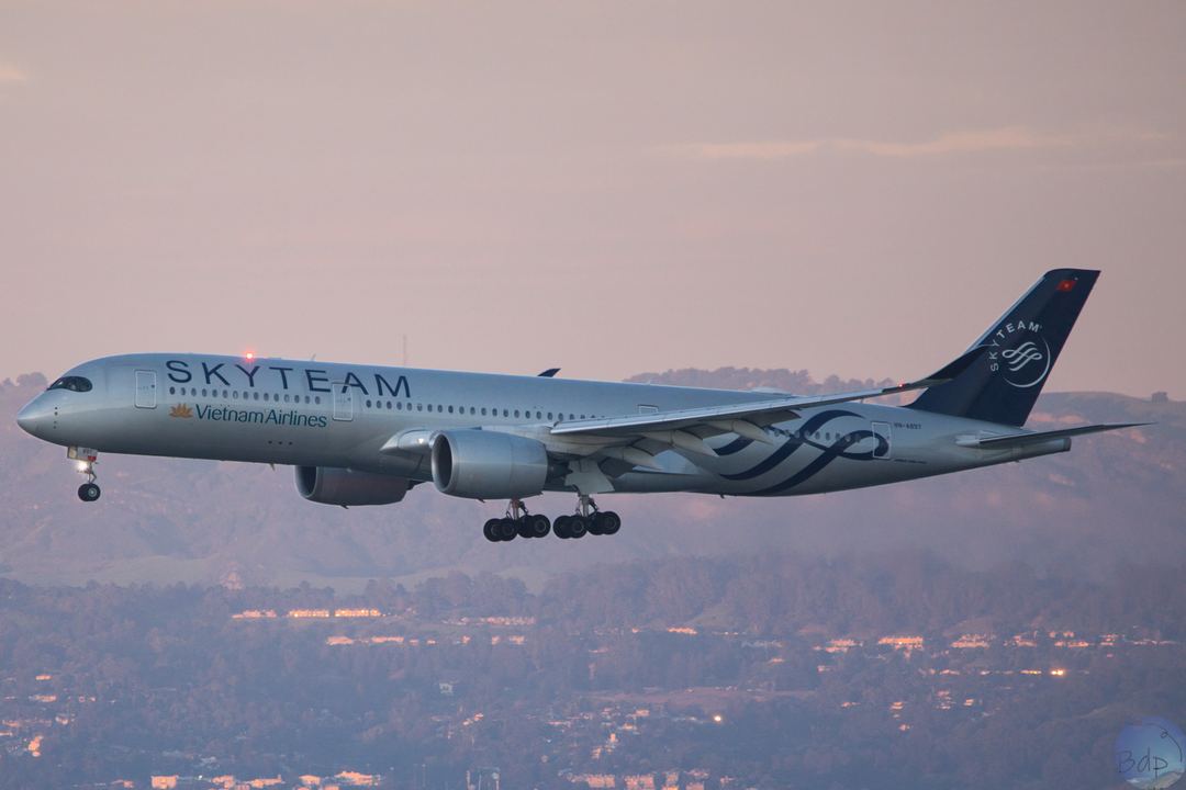 SkyTeam Winter Light Glow Up…