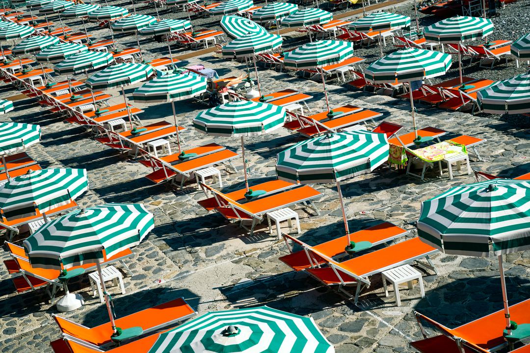 Can't get more summery than a continuous row of sunbeds on an Italian beach... 😎