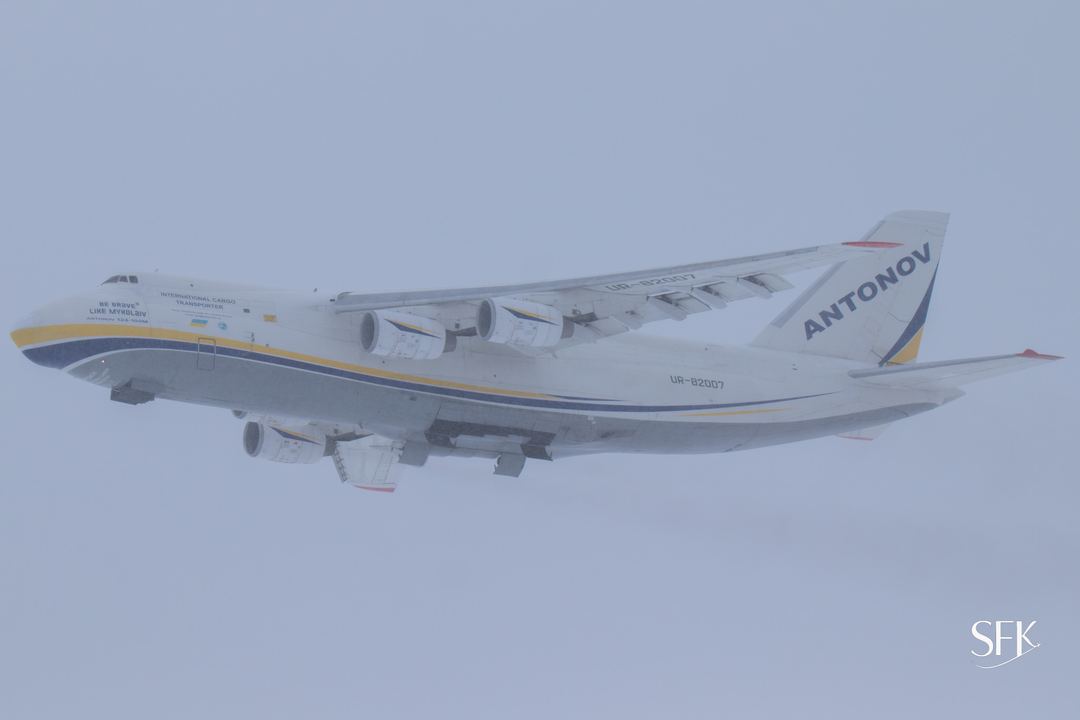 AN124 dep SLC on a snowy day delayed 2 hours