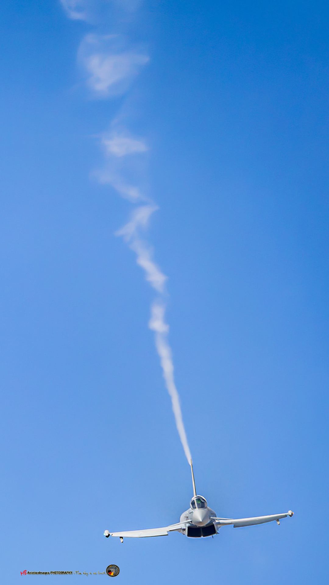 'PATZE' of the GAF Typhoon Display Team thunderbird through the blue sky on Wednesday afternoon 🔥💪🚀