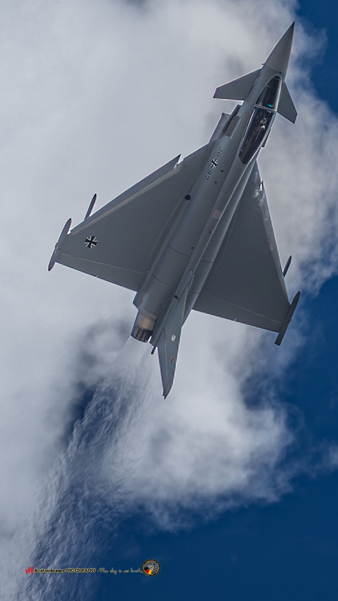 'PATZE' of the GAF Typhoon Display Team thunderbird through the blue sky on Wednesday afternoon 🔥💪🚀