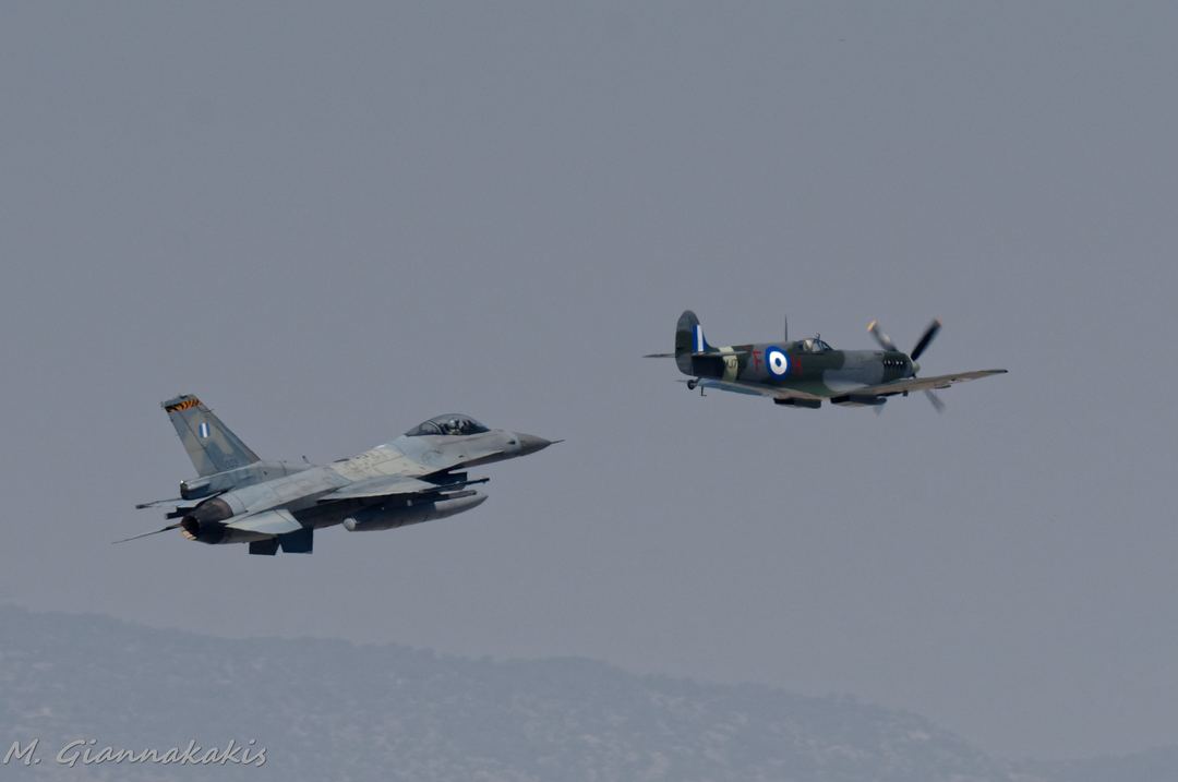 F-16 Blk52M της 335Μ “Τίγρης” σε σχηματισμό με το Spitfire MJ755 της ΠΑ
.
Formation of a F-16 Blk52M from 335Sqn “Tiger” with the Spitfire MJ755 of the Hellenic Air Force