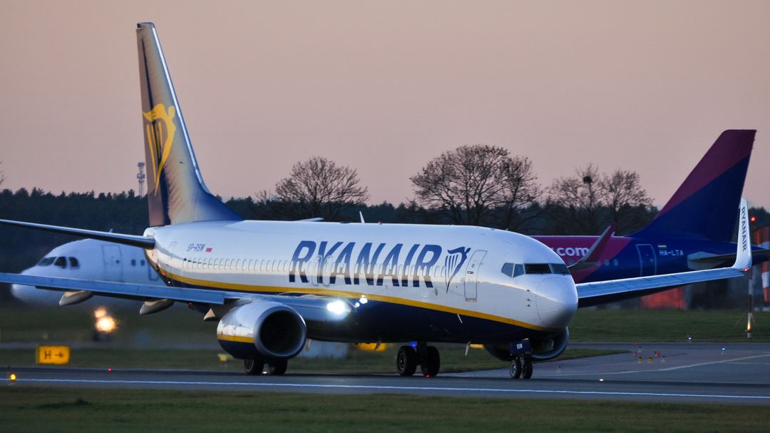 Ryanair B737-8AS ready for depart from Gdansk on sunset🌞