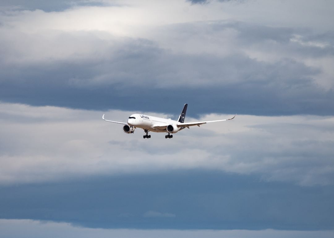 Lufthansa a350 coming in on approach for KDEN runway 26 
