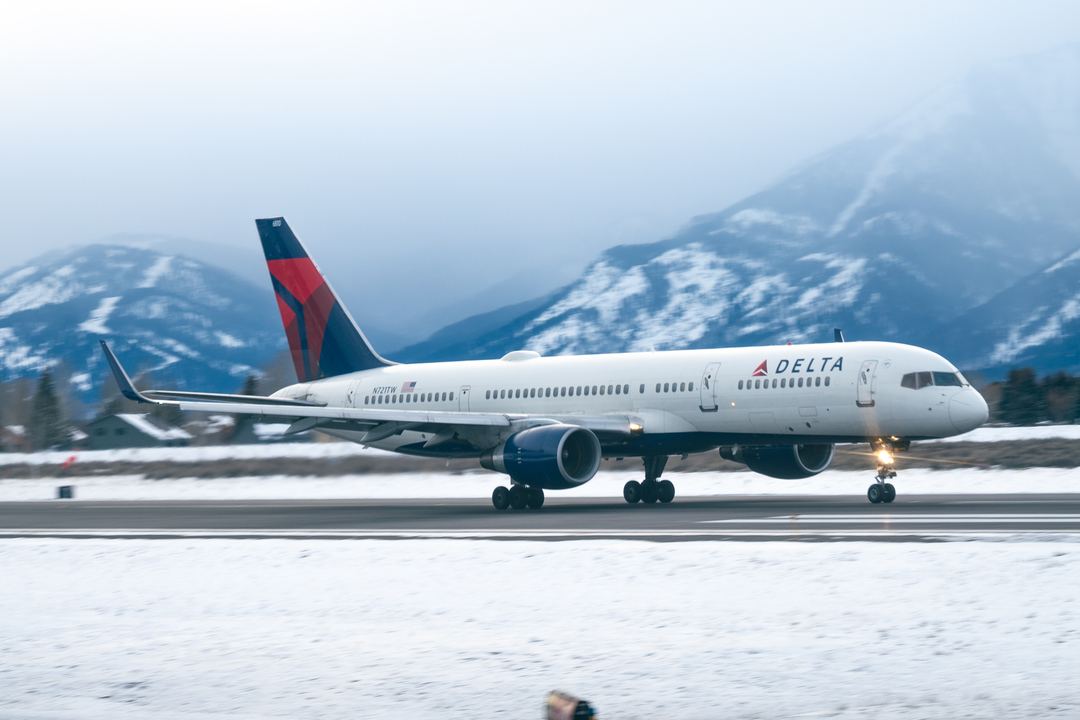 Delta 757-200 taking off from Jackson Wyoming