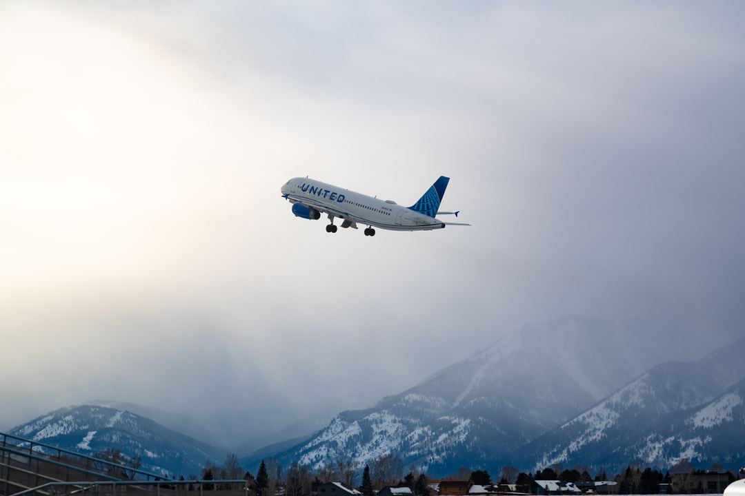 Got my new lens for Christmas and was finally able to go spot again, it’s been wonderful being inspired and going out to experiment and try new things this month. Here’s an a320 leaving Jackson Wyoming through a beautiful snow shrouded afternoon.