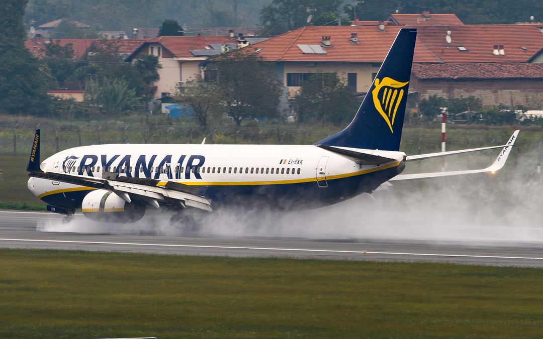 Ryanair 737-800 EI-EKK with a substantial water spray 
