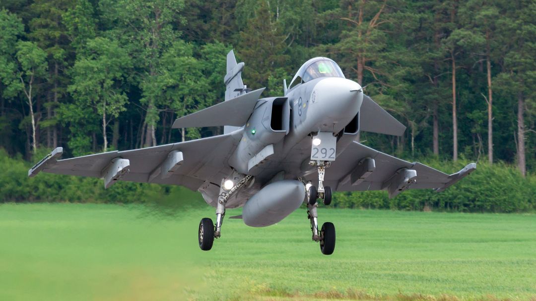 I like the standard 2 tone grey Gripens. But a wing of splinters would have been superb to catch! This scene is local to me, where annually the Swedish air force will shut down a stretch of road and for a day (or two), utilise it as part of their Bas 90 system. 49 such 'bases' exist today.