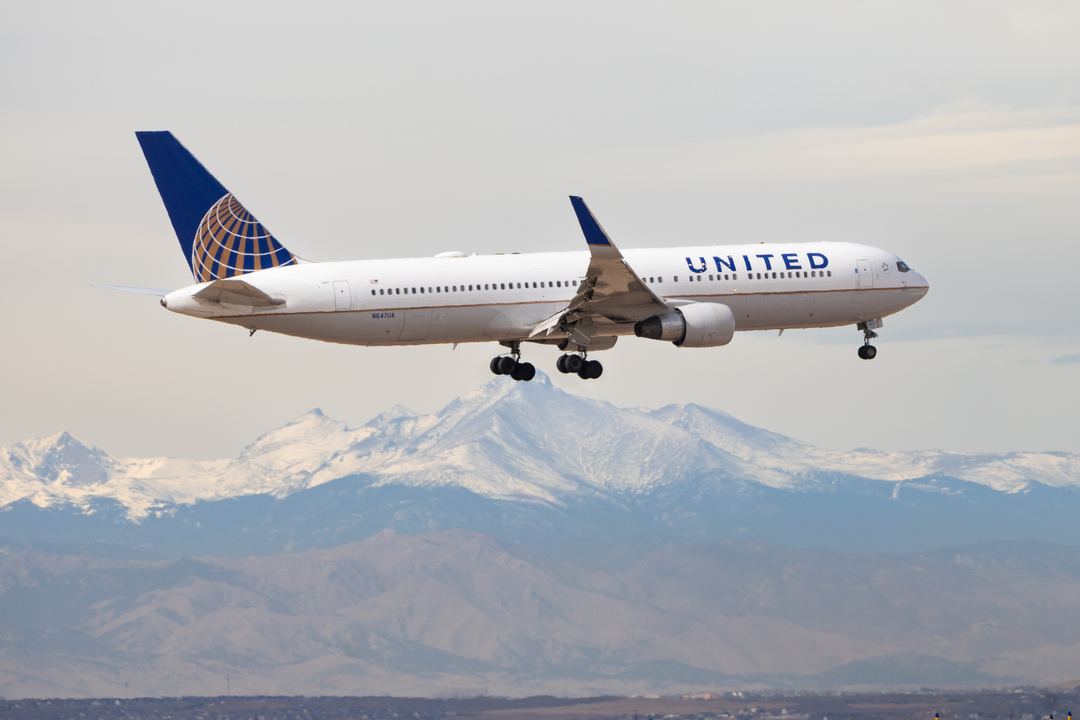 United 767-300 landing in Denver past Long’s/Meeker peaks