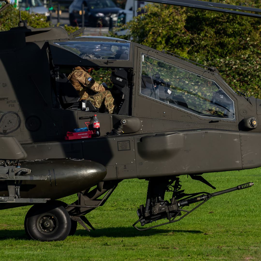 A day spent at Barton Aerodrome with AAC ‘DEMON01’ single ship 3rd Regiment 662 Squadron AH64E from AAC Middle Wallop can be tiring, which is why the aerodrome provides food for the crew courtesy for refuelling on the aerodrome. Here seen the pilot of ZM736 enjoying some Dominoes before saving the rest for later and heading back home 😂