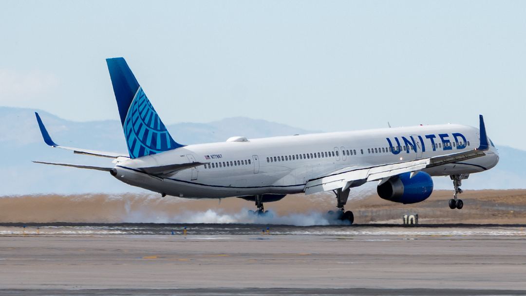 The stretched 757 landing hard on 34R in Denver, coming in from Los Angeles 