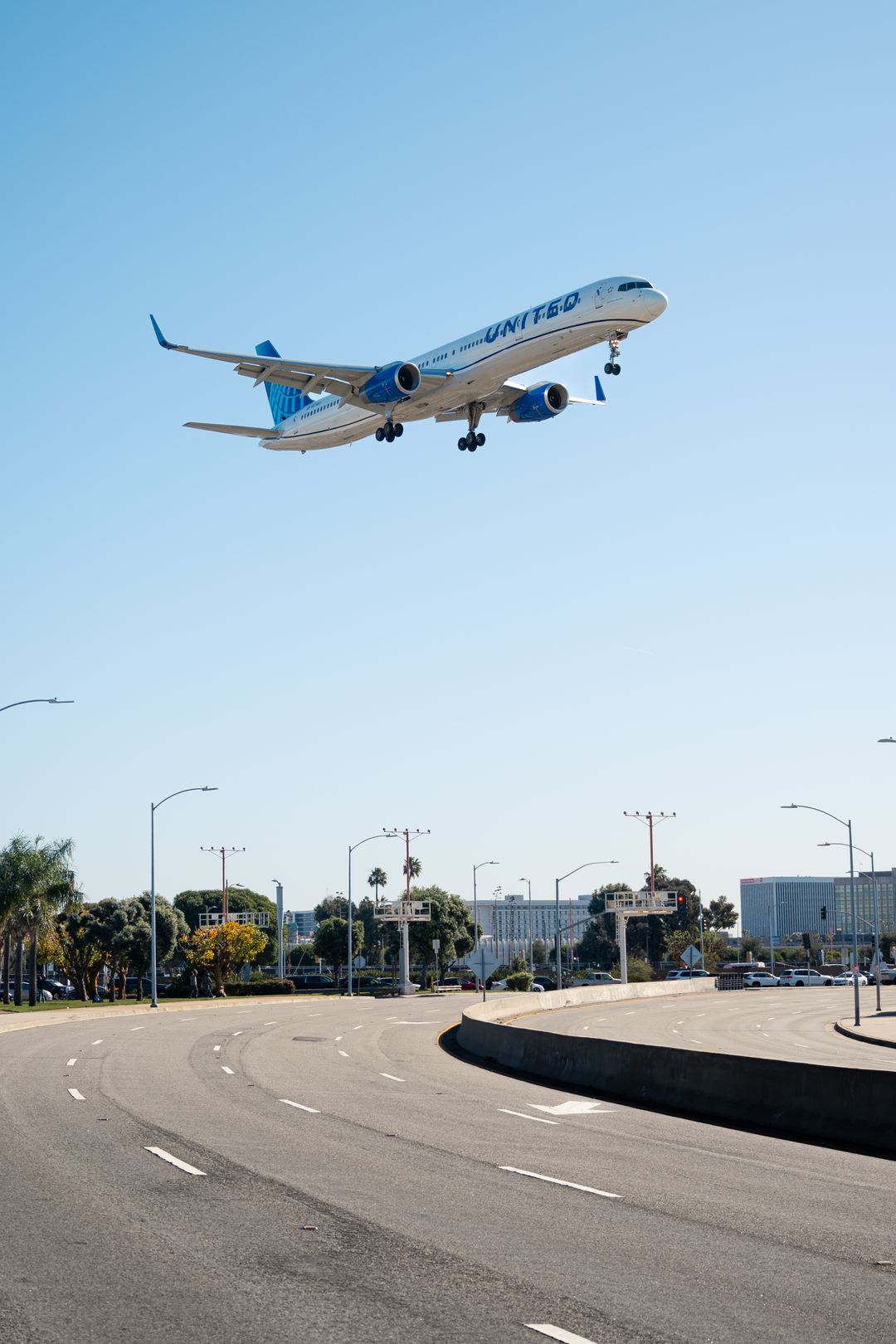 Empty road beneath a 757-300 on short final in LAX