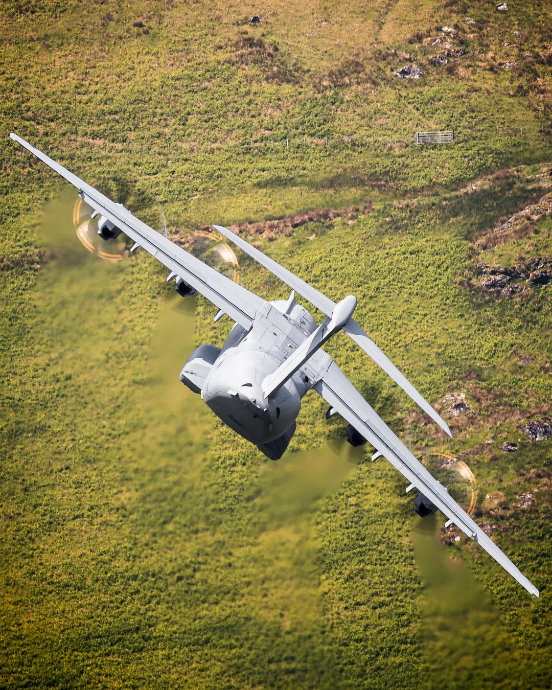 ASLAN72 pulling up to avoid Bwlch on its way round the loop