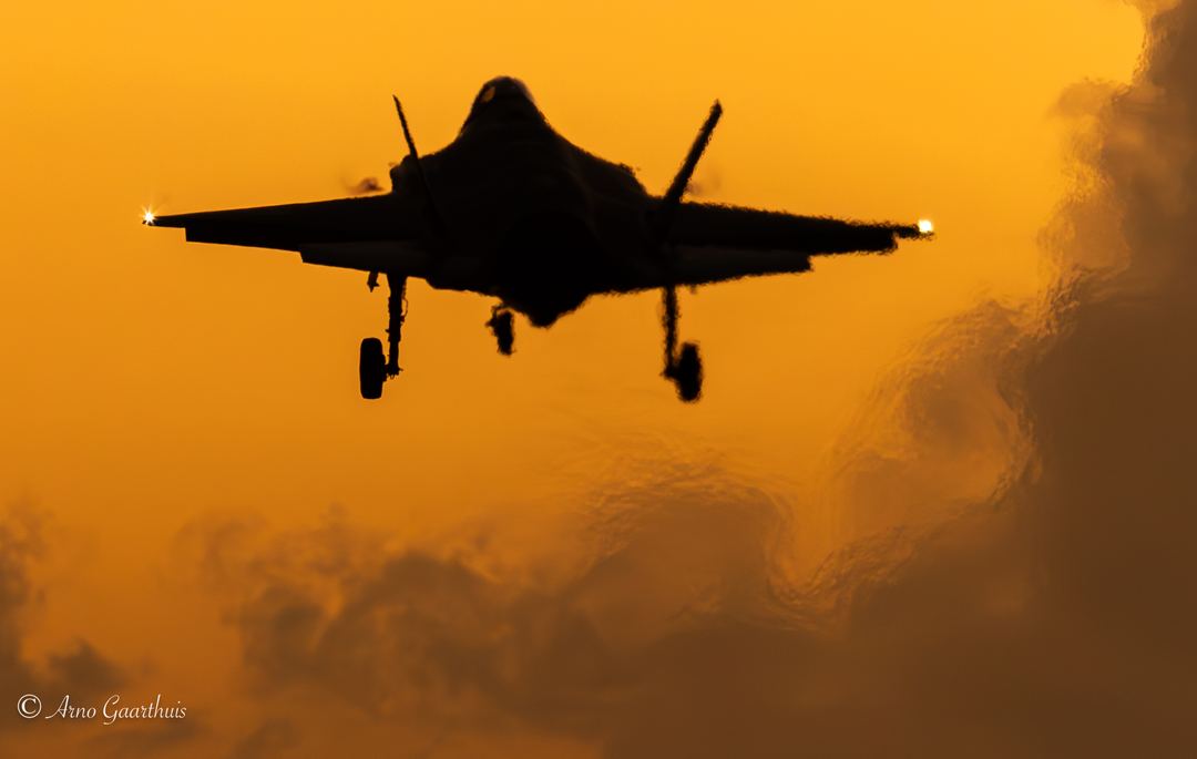 Dutch F-35A in landing trim @ Leeuwarden AB while the sun just disappeared behind the horizon. Just the left hand wingtip is sharp. The rest is covered with heathaze