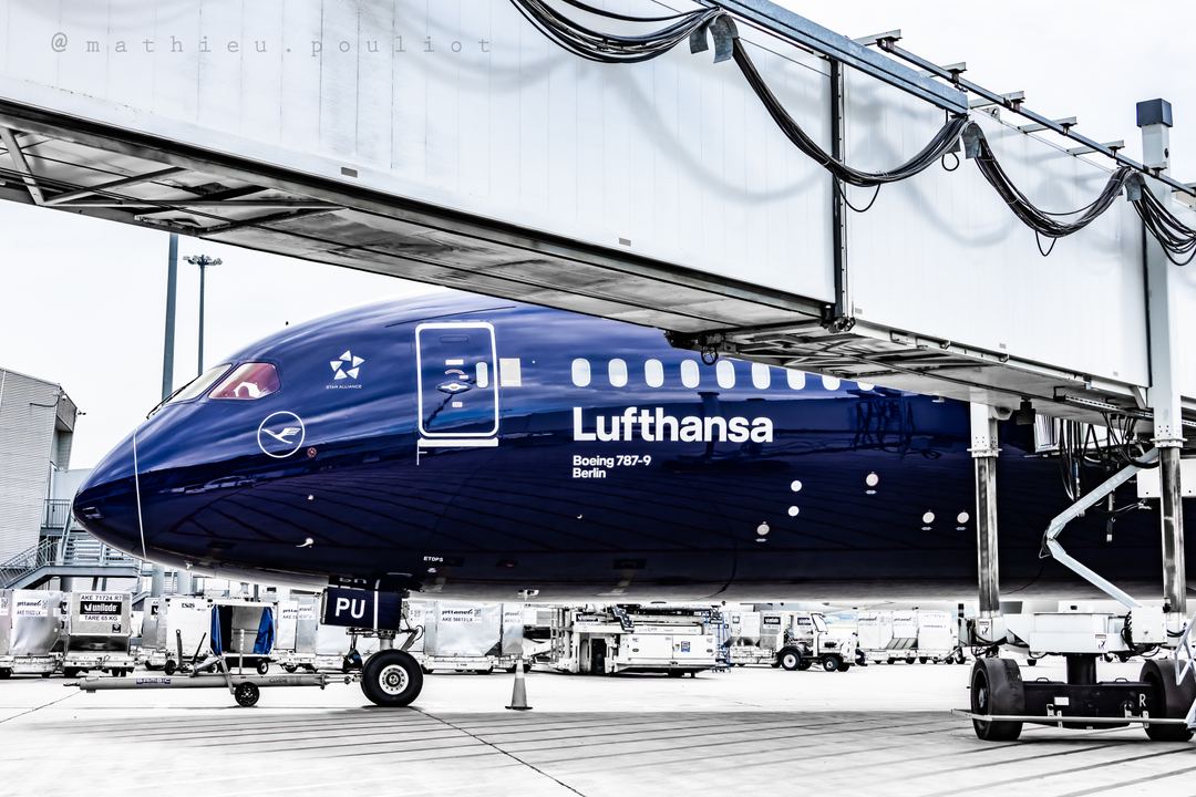 Lufthansa B787 at the gate.
