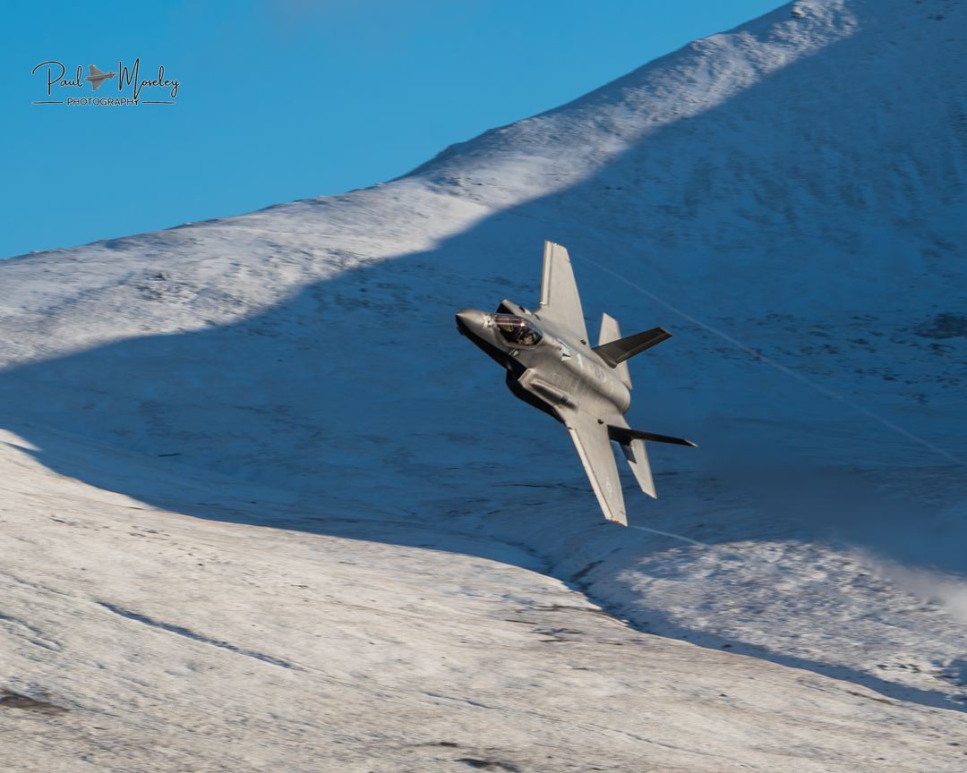F35 A from RAF Lakenheath through the lakes in November 25 that decide to take an early turn and head straight for us on Raven Crag👌