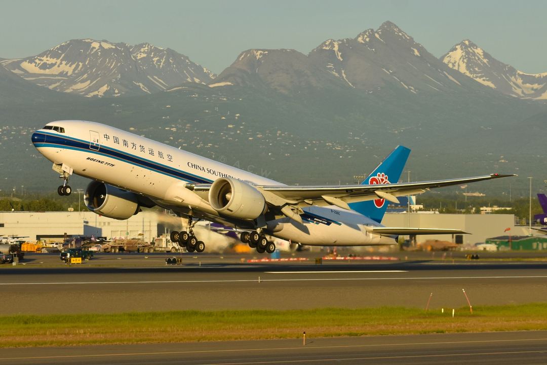 China Southern Airlines Cargo CSG2521 Heavy seen here departing Anchorage, Alaska, bound for Zumpango de Ocampo, Mexico! 🇲🇽

B-226C 🇨🇳

Airline: China Southern Cargo 🇨🇳

Aircraft: Boeing 777-F 🇺🇸

Country of Registration: China 🇨🇳

Serial Number(MSN): 67823

Orig. Operator + Orig. Reg. + Delivery Date: China Southern Cargo 🇨🇳 as B-226C 🇨🇳 February, 2025

Type Code: B77L

Age: 1

Status: Active with China Southern Cargo 🇨🇳 as of October, 2026

Callsign: CSG2521 / CSG2521

Route: Ted Stevens Anchorage International Airport (PANC) 🇺🇲 - Felipe Ángeles International Airport (MMSM) 🇲🇽

Time (U.T.C.) ⏰ / Date (DD-MM-YY) 📅: 06:02:42 - 06:02:51 / 21-06-26