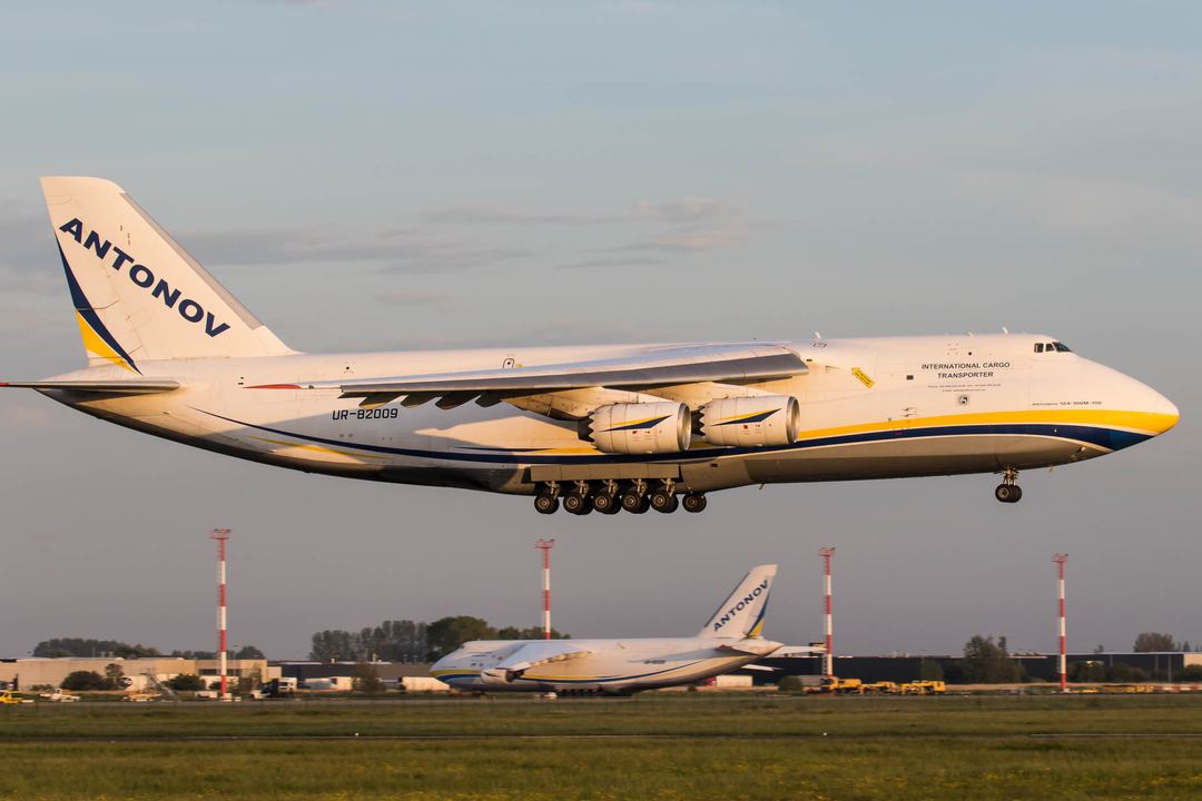 An-124 arriving at EBOS