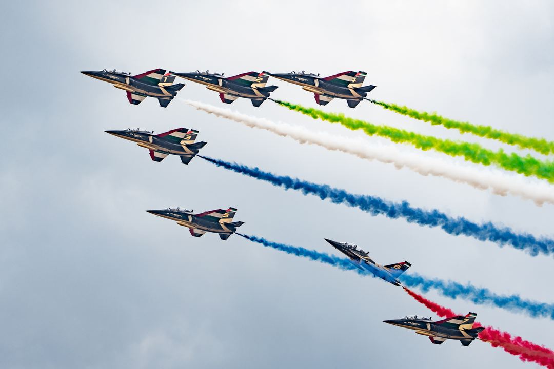 Capturing the fill UAE air display team at Farnborough this year in the same shot.