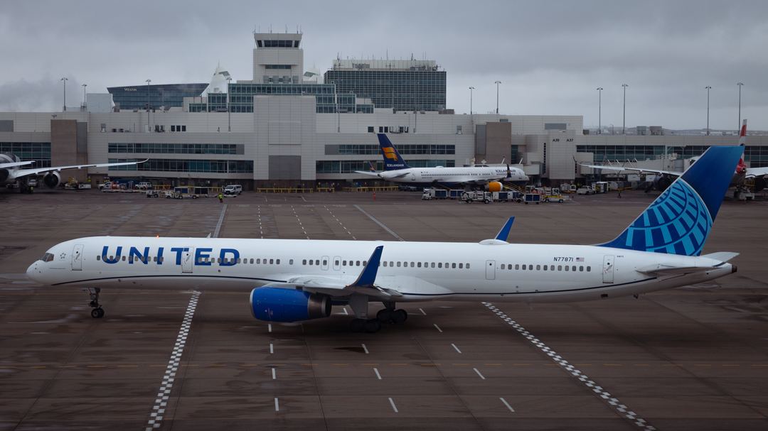 United’s 757-300 ‘flying hallway’ taxiing across the ramp and headed to IAD
