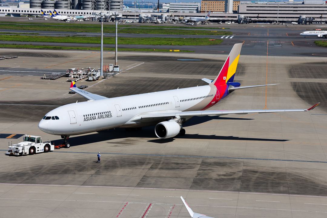 Asiana A330 at HND