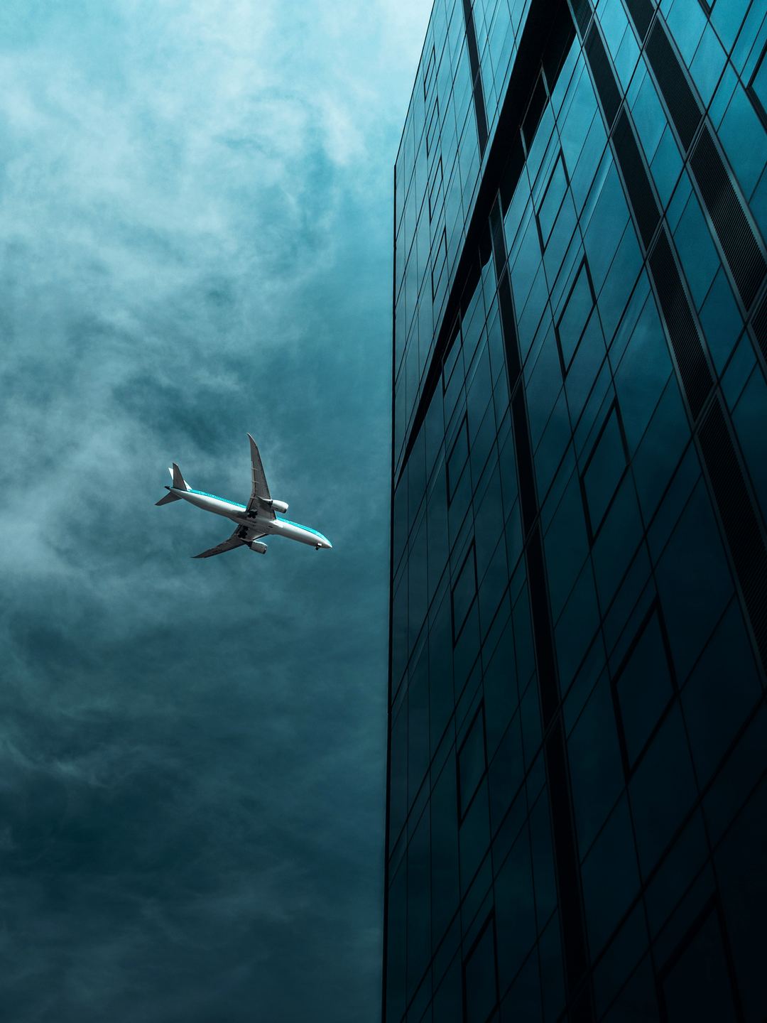 KLM 787-9 on final approach above downtown Vancouver, WA 