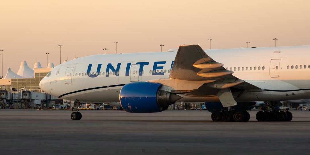 United B772 taxis into DEN after arriving from Hawaii at sunrise