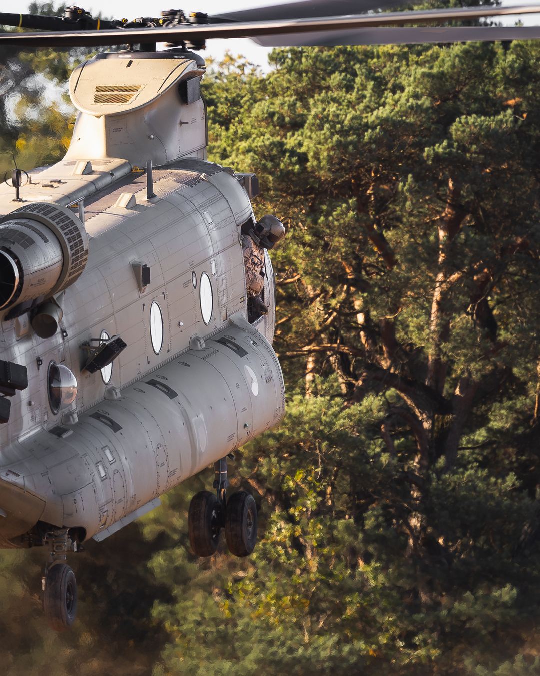 RNLAF Chinook crew leaning out over GLV5