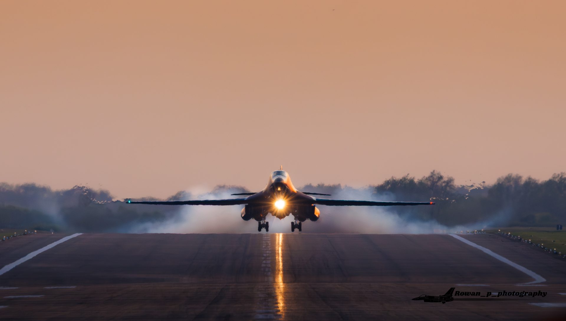 B1 hitting the tarmac hard whilst in the circuit at RAF Fairford